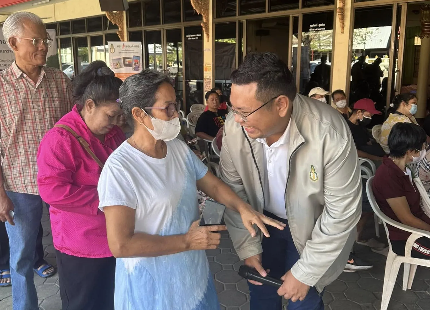 ออกหน่วยตัดแว่น ที่ วัดประดู่