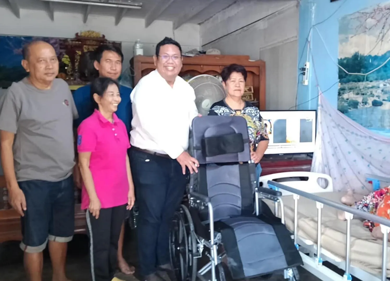 ลงพื้นที่และมอบของใช้จำเป็น สำหรับผู้ป่วยติดเตียง  บริเวณชุมชนวัดทองบางระมาด